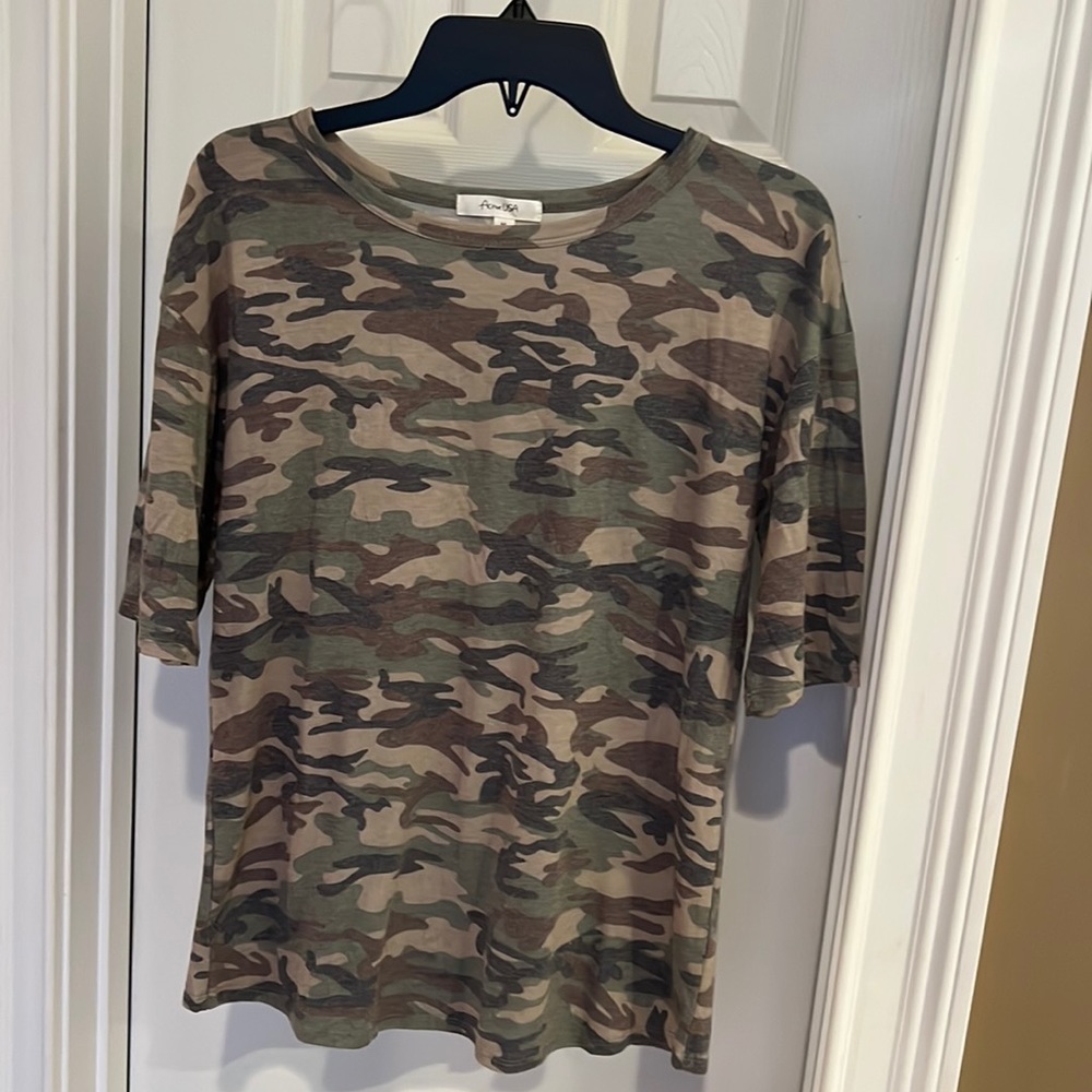 Ladies Camo Tshirt Medium NWOT active USA